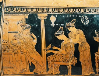 Rotfigurige Keramik, Epinetron des Eretria-Malers mit Darstellung einer Frau bei der Toilette, Detail