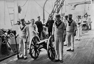 Übung mit einer leichten Kanone an Bord der HMS Camperdown, 1895