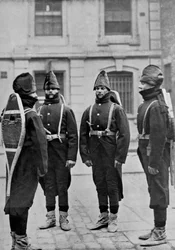 Kanoniere einer Batterie der Royal Canadian Artillery für den Winterdienst ausgerüstet, 1896
