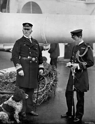 Konteradmiral Arthur Alington und sein Flaggleutnant William George Elmhirst Ruck-Keene, 1896