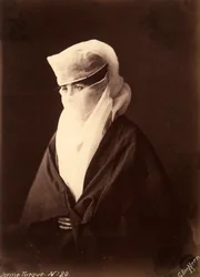 Türkische Frau mit einem Tschador bedecktem Gesicht