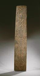 Rechteckiger Neuguinea-Schild, verziert mit geschnitzten Scrolls im Relief, die Rückseite mit sechs geschnitzten Laschen zur Befestigung von Rattan-Schlaufen, April River