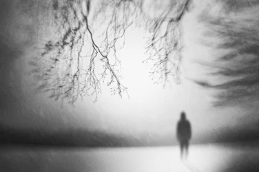 Einsame Figur im Winter
