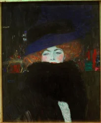 Dame mit Hut und Federboa