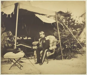 Offiziere sitzen an einem Zelt, Camp de Châlons