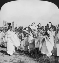 Shinto-Priester in einer Trauerprozession für Hitachi Maru-Opfer, Tokio, Japan, 1905