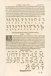Thebanisches Alphabet (Honorianisches Alphabet oder die Runen des Honorius) und himmlisches Alphabet (Scriptura Malachim oder Engelschrift). Gravur aus Heinrich Cornelius Agrippa von Nettesheim (1486-1535) De occulta philosophia libri tres