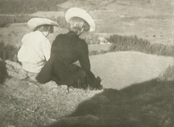 Felder in Birgitz (Hans und Mary sitzen), ca. 1908