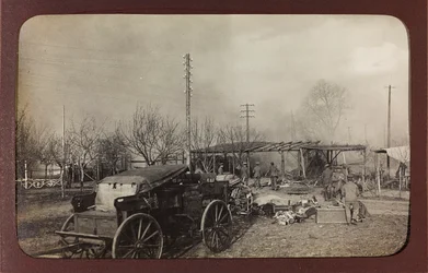 Erster Weltkrieg: Ukraine in den Jahren 1914-1916 während der Invasion der deutschen Armee. Militär an der Stelle eines Bombenangriffs (s/w Foto)