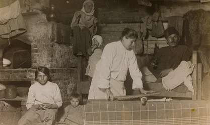 Erster Weltkrieg: Die Ukraine in den Jahren 1914-1916 während der Invasion der deutschen Armee. Familie in einem Haus