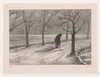 Mann auf Krücken in einer Winterlandschaft