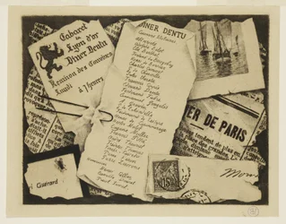 Ein Stück Zeitung, ein Umschlag und eine Fliege