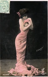 Weibliches Ideal um 1900: junge Schönheit mit sehr schlanker Silhouette, Postkarte