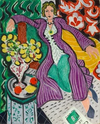 Frau in einem lila Mantel
