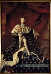 Ludwig XIV. im Alter von 10 Jahren (1638-1715), dargestellt 1648 auf seinem Thron im großen königlichen Mantel, Beschützer der Königlichen Akademie für Malerei und Bildhauerei, umgeben von den Attributen der Wissenschaft und der Künste. Gemälde von Henri T