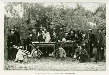 Verhör von Piraten. Gravur von Thiriat, nach einem Foto, zur Illustration der Geschichte „Dreißig Monate in Tonkin“ 1884, von Doktor Hocquard, in Le Tour du monde 1889, herausgegeben von Edouard Charton (1807-1890), Hachette, Paris.