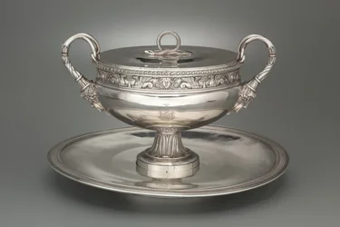Gedeckte Terrine mit Tablett, 1798-1809