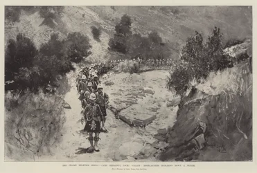Der Aufstand an der indischen Grenze, Camp Sheranni, Tochi-Tal, Highlander marschieren durch eine Schlucht