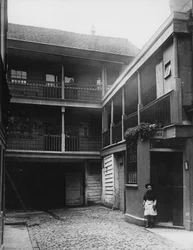 Das Alte Glockenhaus, High Holborn, Innenhof, ca. 1884