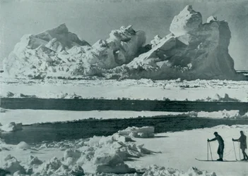Ein Eisberg bricht im Packeis auseinander, um 1910-1913, 1913