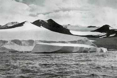 Ein Gletscher kalbt am Kap Crozier, um 1911