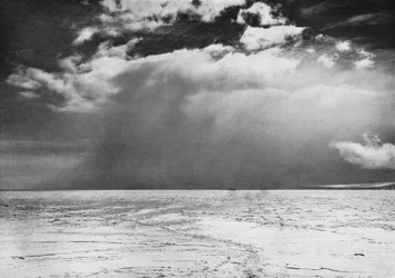 Ein Blizzard nähert sich über das Meereis, um 1910-1913, 1913