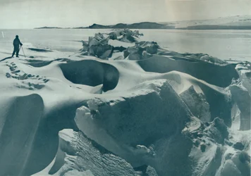 Ein Druckkamm im Meereis in Richtung Kap Barne, 1911, 1913