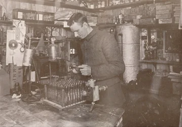 Dr. Simpson in seinem Labor, 21. Dezember 1911, 1913