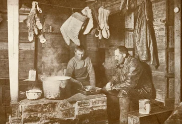 Meares und Demetri am Blubberherd in der Discovery-Hütte, 3. November 1911, 1913