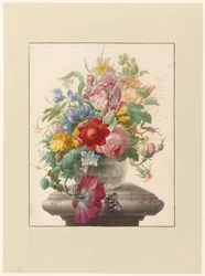 Blumen in einer Glasvase mit einem Schmetterling