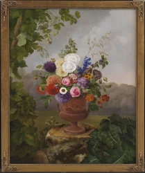 Vase im griechischen Stil mit Blumen, auf einem Baumstumpf stehend