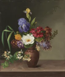 Vase im griechischen Stil mit Iris, Flieder und Geißblatt
