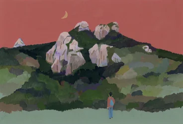 Mann mit Rucksack, der in den Bergen reist, 2015