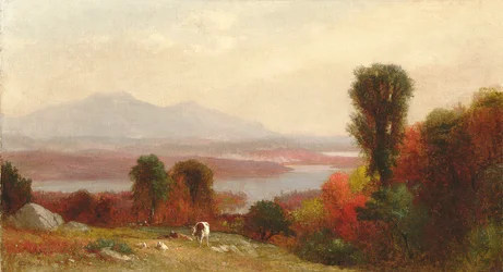 Kühe und Schafe weiden in einer Herbstflusslandschaft