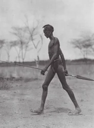 Afrika: Dinka-Krieger mit Speer