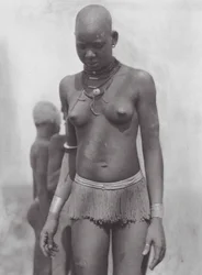 Afrika: Nuer-Frau