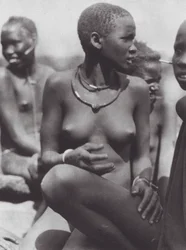 Afrika: Nuer-Mädchen mit Giraffenhaarkette