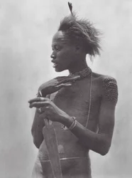 Afrika: Nuer-Krieger mit Stammeszeichen auf der Stirn