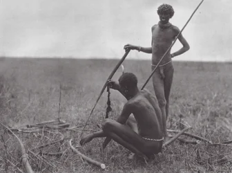 Afrika: Shilluk-Krieger ruhen sich aus