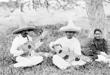 Mexikanische Musiker spielen Gitarren, ca. 1920