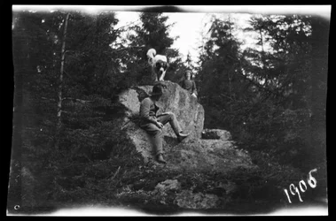 Guido und Blenda Simberg sowie Sarto im Wald von Niemenlauta
