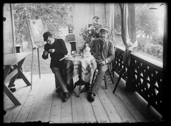 Hugo und Julius Simberg auf der Veranda von Niemenlautta