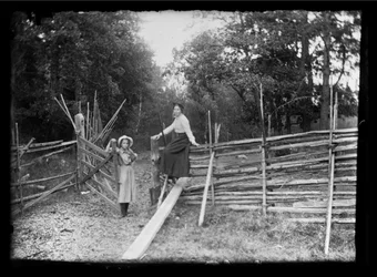 Lilli und Elsa Simberg am Tor entlang der Straße von Niskapohja