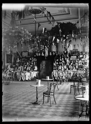 Preise der Kunstvereinslotterie im Rathaus von Wyborg