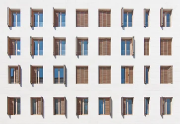 Geometrische Fensterfassade