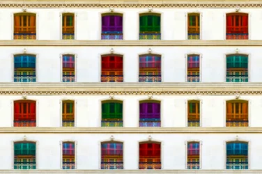 Lebendige Fensterfassade