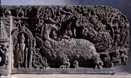 Hinduismus: „Krishna als Venugopala, Meister der Flötenkühe“ Schwarze Steinskulptur, rechter Teil. 12. Jahrhundert aus Halebidu, Mysore - Kalkutta, Indian Museum
