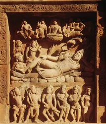 Relief mit der Darstellung Vishnus, der auf der Schlange Shesha ruht, aus dem Vishnu-Tempel, um 500 n. Chr.