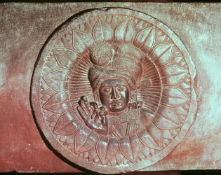 Relief, das eine Lotusblüte mit dem Kopf eines Mannes darstellt, von einem buddhistischen Stupa aus Bharhut, Madhya Pradesh, Späte Maurya-Periode, Sunga-Dynastie (180-72 v. Chr.)