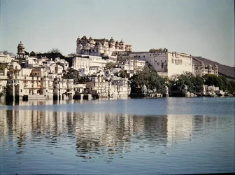 Blick auf den Stadtpalast am Pichola-See